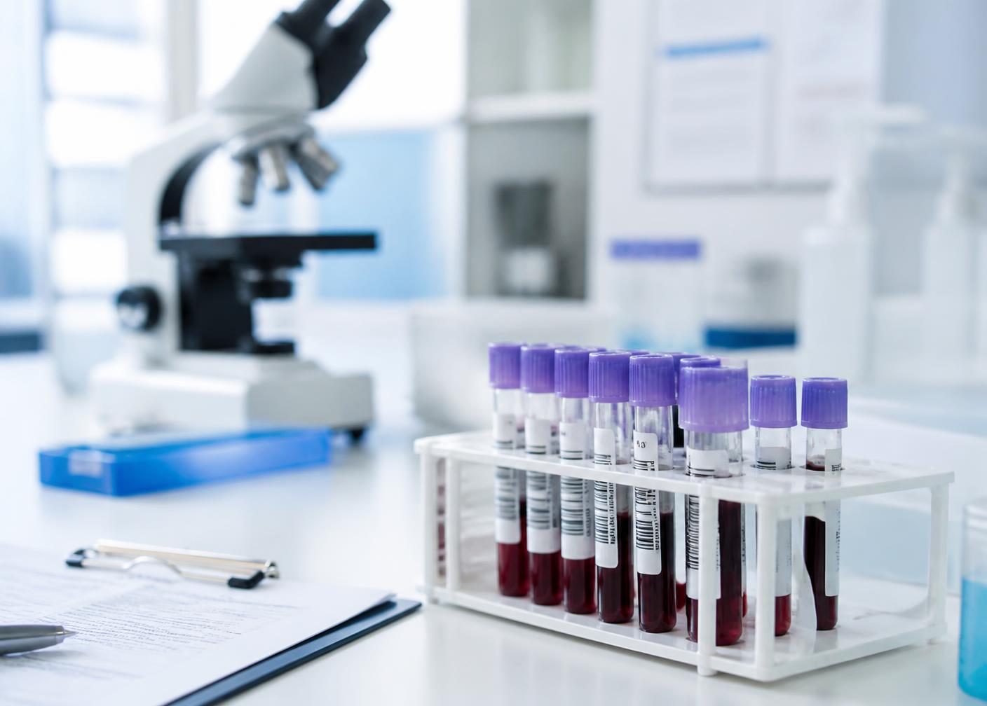 Laboratorio clínico de BYC Consultorios Cabildo con muestras y microscopio